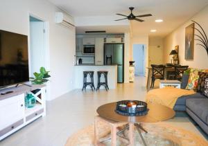 un soggiorno con divano e tavolo di Tropical Luxe Apartment a Townsville