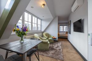 Cottage Jacob في زاندفورت: غرفة معيشة مع طاولة وكراسي