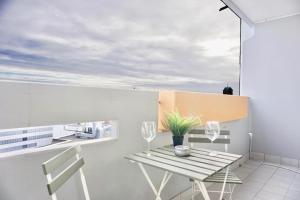 comedor con mesa y 2 copas de vino en NEU modernes Apartment in Top Lage, free Parking max 1,65m Höhe und 1,8m Breite en Karlsruhe