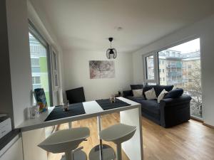 cocina y sala de estar con sofá y mesa en A place to call home en Viena