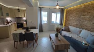 Il comprend un salon avec un canapé et une table. dans l'établissement Iliopetra Apartment, à Naxos Chora