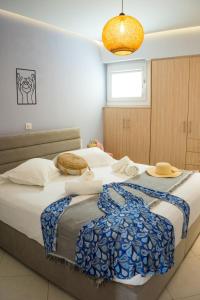- une chambre avec 2 lits avec des chapeaux dans l'établissement Iliopetra Apartment, à Naxos Chora