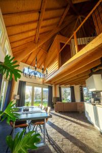 un comedor con mesa y sillas en una casa en Vacation house Hooihuys, en Woerden