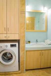 納克索喬拉的住宿－Iliopetra Apartment，一间带洗衣机和水槽的浴室