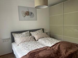 ein Schlafzimmer mit einem Bett mit einem Hut an der Wand in der Unterkunft A place to call home in Wien