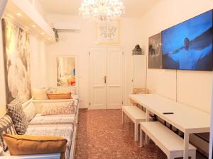 - un salon avec une grande table et un canapé dans l'établissement Pisa Happy House, à Pise