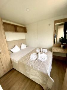1 dormitorio con 1 cama con toallas en TinyHausHotel Beilngries, en Beilngries