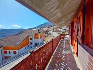 uma vista a partir da varanda de um edifício em Maison Elios 2 CIR-TORGNON-0005 em Torgnon