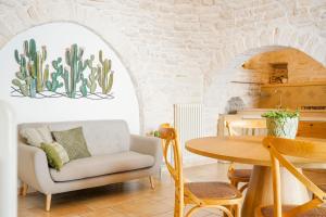 un soggiorno con tavolo e sedia di Trulli di Zia Vittoria ad Alberobello