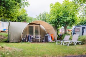 Camping RCN Le Moulin de la Pique外面的花园