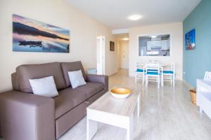 庫列拉的住宿－ESPACIO 18 - Primera Línea de Playa，客厅配有沙发和桌子