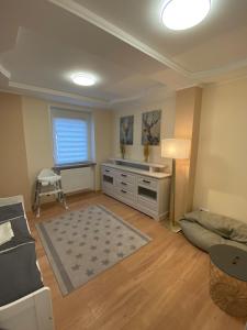 - un salon avec un lit et un bureau dans l'établissement Eliz Appartements, à Ringsheim
