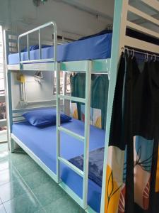 Giường tầng trong phòng chung tại TIKI HOSTEL