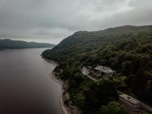 eine Luftansicht eines Hauses am Ufer eines Sees in der Unterkunft Haweswater Hotel in Bampton