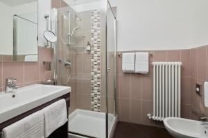 Koupelna v ubytování Hotel Centrale + 37 fotografií