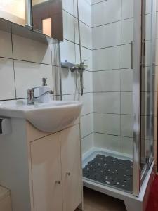 ein Badezimmer mit Waschbecken und Dusche in der Unterkunft Pensjonat Wiktoria Mielenko in Mielenko