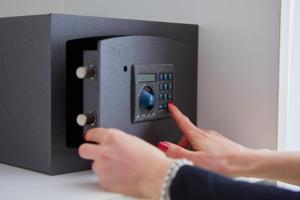 Una mujer está abriendo un interruptor de luz con su mano en Hotel Centrale, en Nago-Torbole