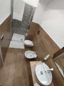 La Prima Dimora Luxury Home في Grumo Appula: حمام مع مرحاض ومغسلة ودش