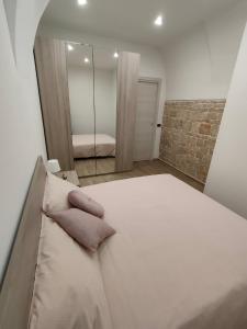 سرير أو أسرّة في غرفة في La Prima Dimora Luxury Home