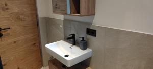 A bathroom at Appartement Waldzauber