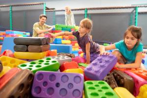 zwei Kinder spielen in einem Spielzimmer mit Spielzeug in der Unterkunft Familotel Schreinerhof in Schönberg