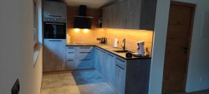 A kitchen or kitchenette at Appartement Waldzauber