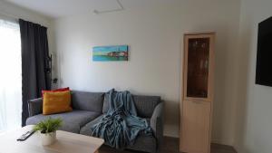 uma sala de estar com um sofá e uma mesa em Apartment with two bedrooms and parking em Stavanger