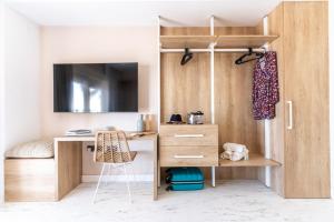Televízia a/alebo spoločenská miestnosť v ubytovaní Expoholidays- Apartaments Paseo Marítimo