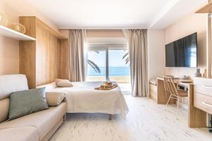Televízia a/alebo spoločenská miestnosť v ubytovaní Expoholidays- Apartaments Paseo Marítimo