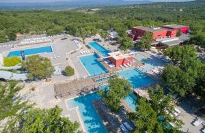 - une vue sur la piscine du complexe dans l'établissement Mobil home Aluna Vacances camping Sunêlia, à Ruoms