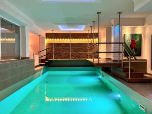 basen w środku domu w obiekcie Hotel Haverkamp w mieście Bremerhaven