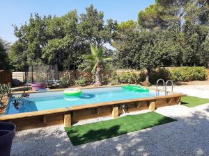 une grande piscine dans une cour avec dans l'établissement La Colinière, Chambre d'hôtes, à Aix-en-Provence