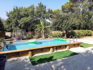 a large swimming pool in a yard with at La Colinière, Chambre d'hôtes in Aix-en-Provence