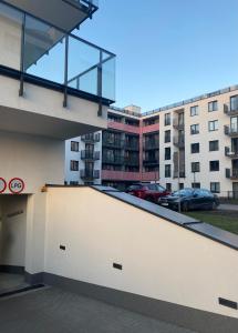 vistas a un edificio con aparcamiento en Airport Green Apartment KL21 - free parking, en Varsovia