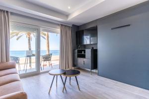 Televízia a/alebo spoločenská miestnosť v ubytovaní Expoholidays- Apartaments Paseo Marítimo