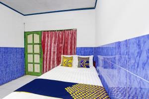 Een bed of bedden in een kamer bij OYO 92333 Bayanan Indah Guest House