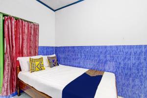 Een bed of bedden in een kamer bij OYO 92333 Bayanan Indah Guest House