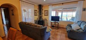 Televízia a/alebo spoločenská miestnosť v ubytovaní VILLA EN DENIA CON VISTAS AL MEDITERRANEO