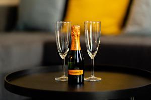 - deux verres à vin et une bouteille de champagne sur une table dans l'établissement Luxury Suites Princess, à Anvers