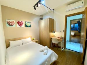 เตียงในห้องที่ Mường Thanh DaNang SeaView Apartment
