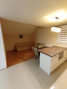 ein Wohnzimmer mit einem Tisch und einem Sofa in der Unterkunft Apartments Captain Morgan Prague in Prag