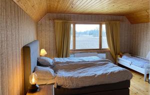 - une chambre avec un grand lit et une fenêtre dans l'établissement Gorgeous Home In Tjllmo With Kitchen, à Tjällmo