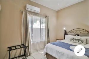 een slaapkamer met een groot bed en een raam bij St Lucia Safari Logde Holiday Home in St Lucia