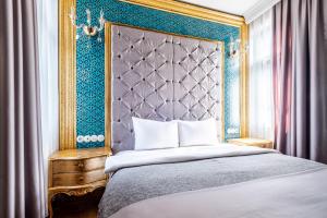 1 dormitorio con cama y pared azul en Splendid Studio in Historic Mansion in Beylerbeyi en Estambul