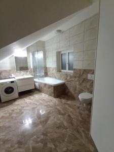 uma casa de banho com uma banheira, um lavatório e um WC. em Apartments Captain Morgan Prague em Praga
