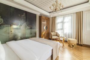 Un dormitorio con una cama grande y una lámpara de araña. en Charming Studio in Historic Mansion in Beylerbeyi, en Estambul