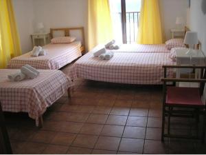 Una habitación con tres camas con toallas. en CASIOPEA, en Ciutadella 22 fotos más