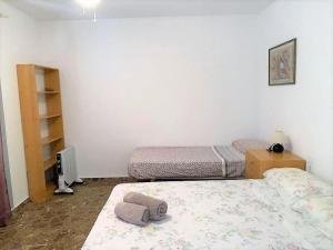 Łóżko lub łóżka w pokoju w obiekcie Luxury villa 20mts far from the sea