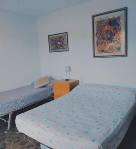 sypialnia z dwoma łóżkami i obrazem na ścianie w obiekcie Luxury villa 20mts far from the sea w mieście Orihuela +37 zdjęć