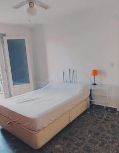 Łóżko lub łóżka w pokoju w obiekcie Luxury villa 20mts far from the sea